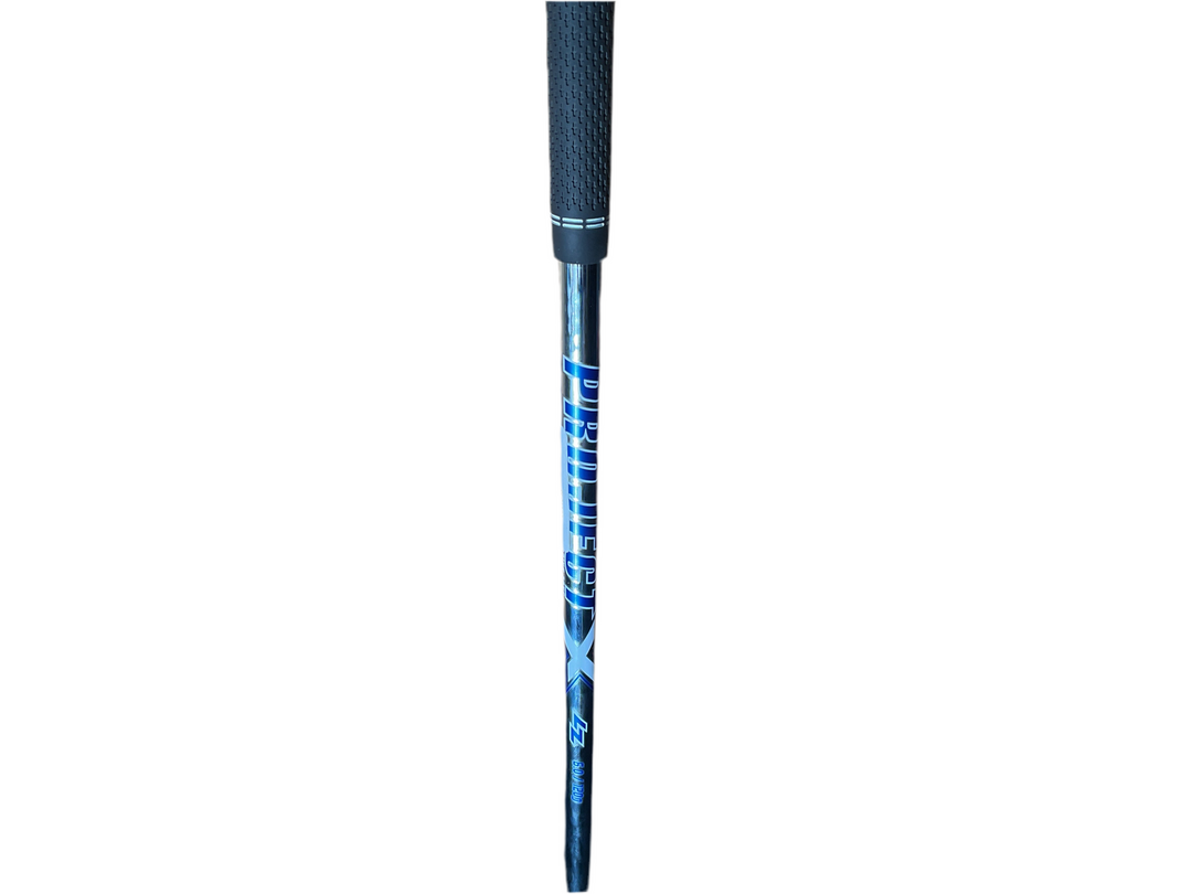 Blue and black golf club grip with textured pattern, featuring ’golf pride’ branding.